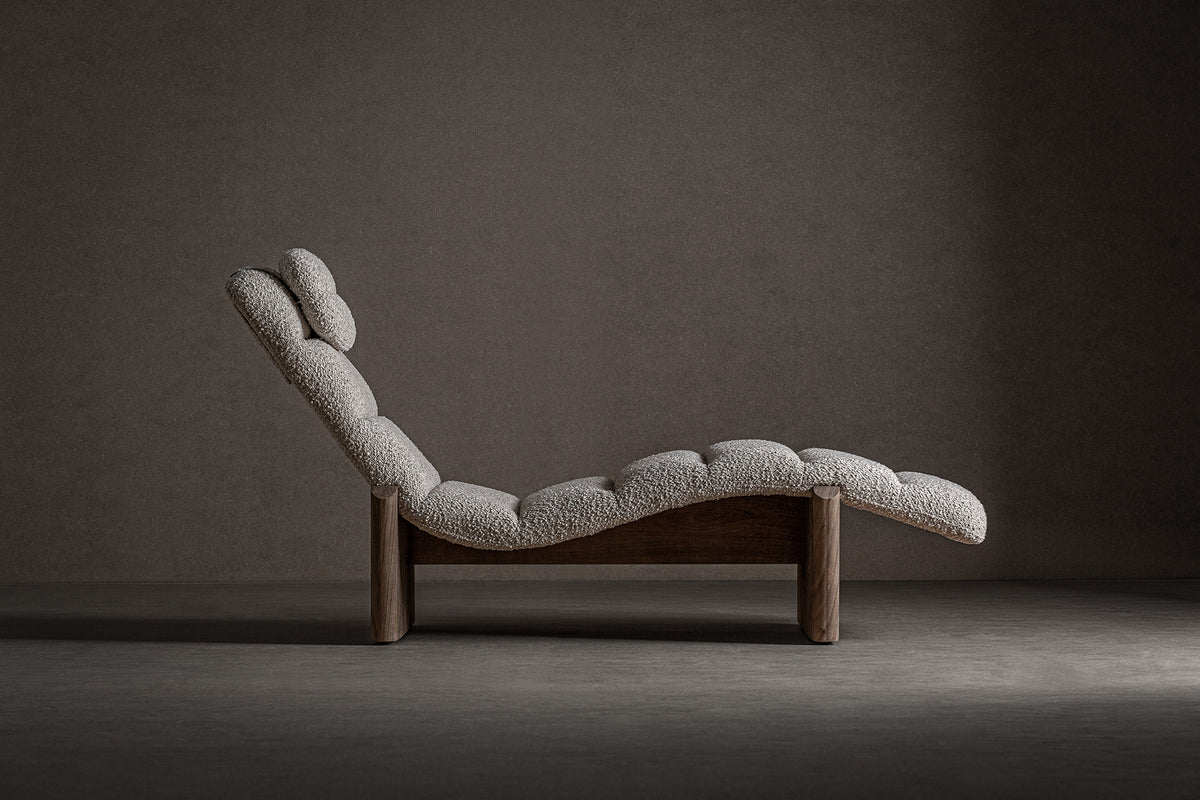 Chaise longue de olmo y tapizado beige Pregonda