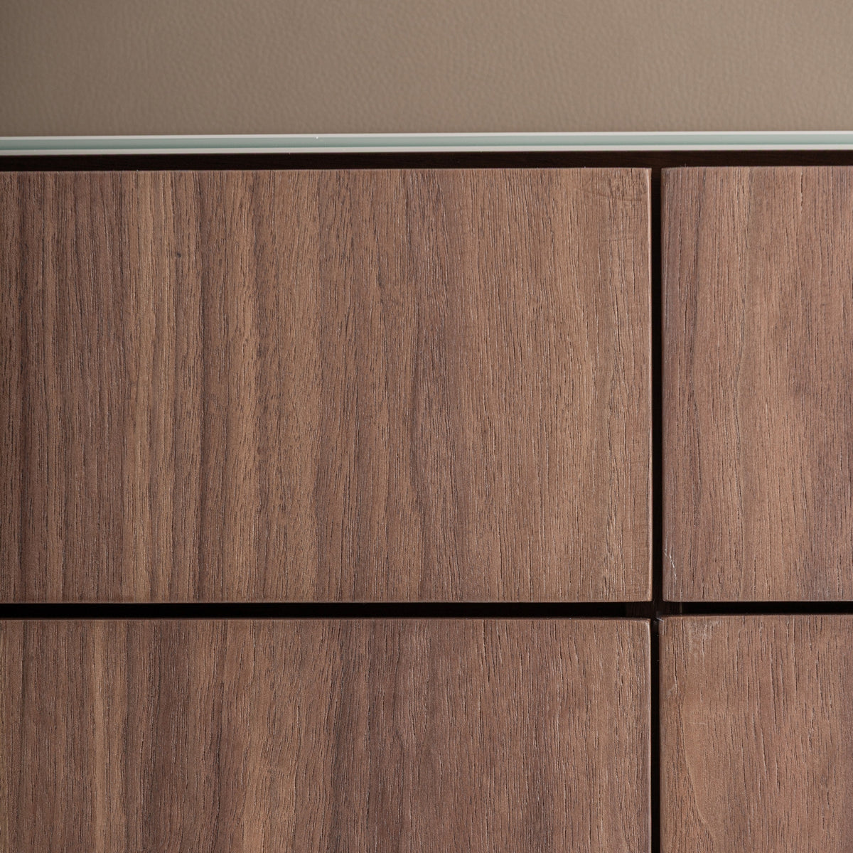 Cómoda de madera nogal y polipiel beige Galifa