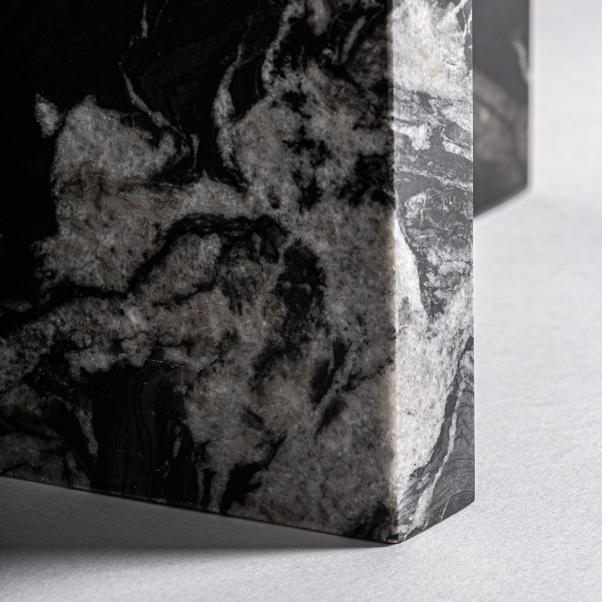 Consola de mármol negro veteado Abanilla