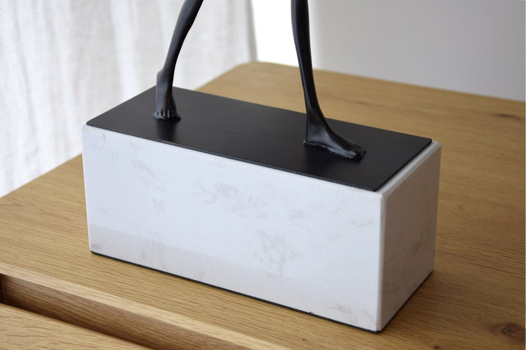 Escultura Caminante - #pino_y_jacaranda#