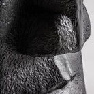 Escultura de cemento negro Sfakia