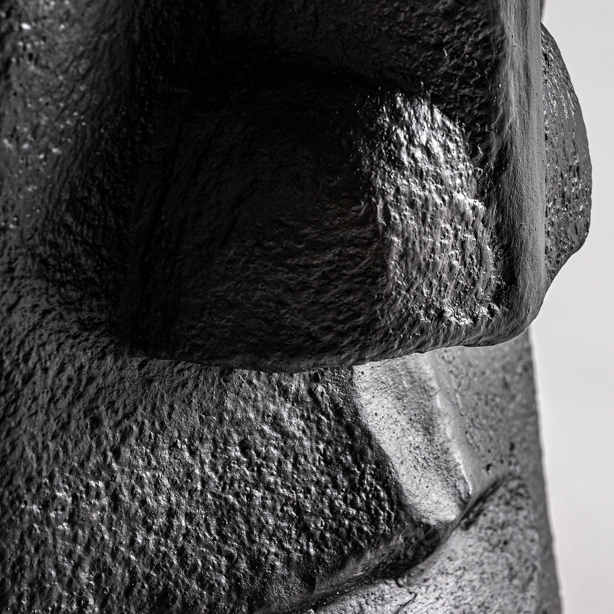Escultura de cemento negro Sfakia