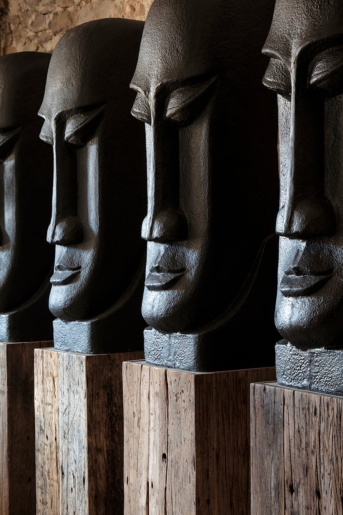 Escultura de cemento negro Sfakia