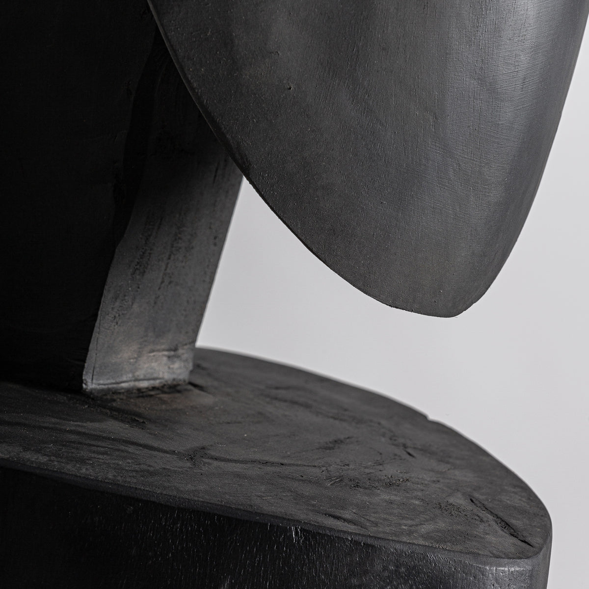 Escultura de madera de teka Delos negra