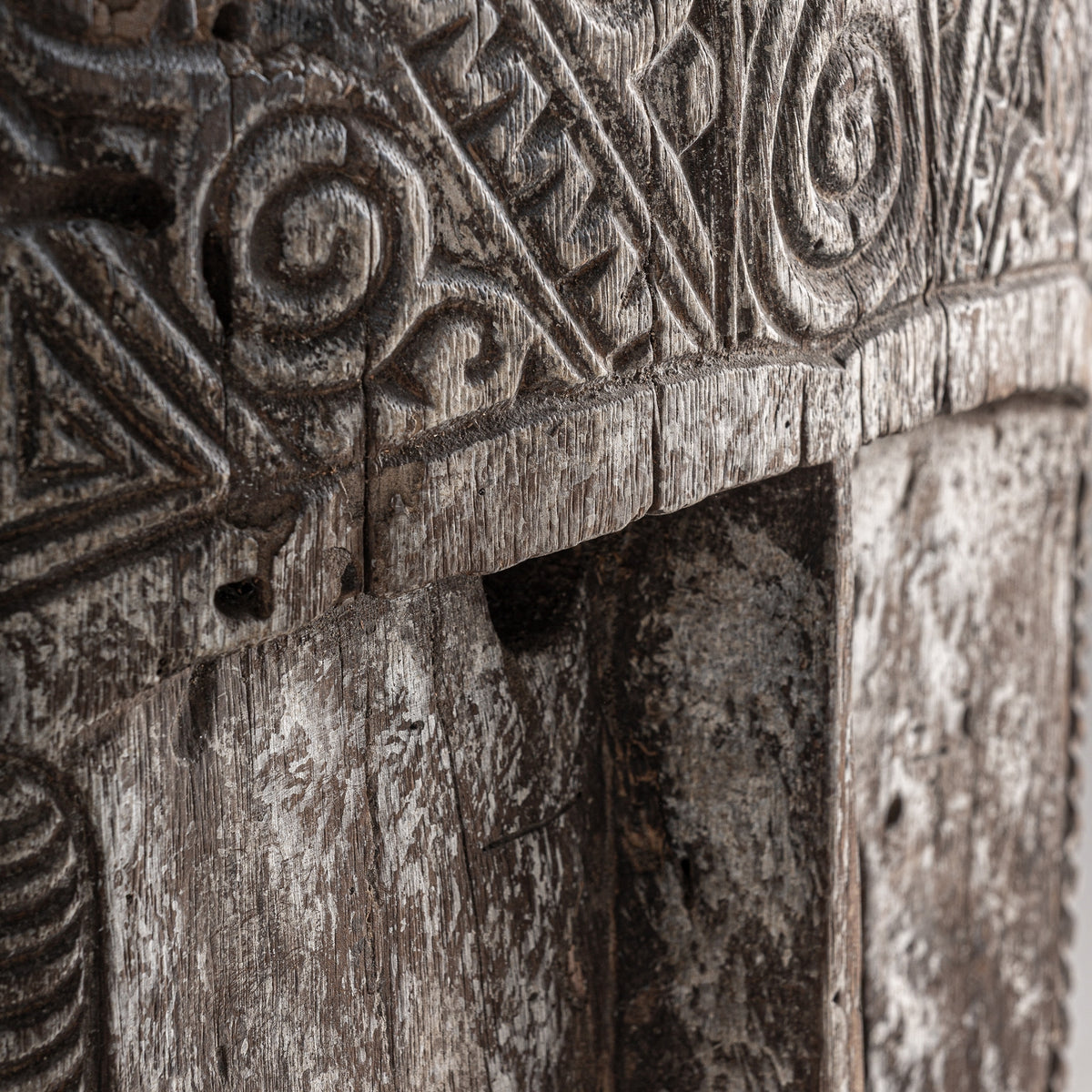 Escultura de pie de madera suar y hierro Karpathos
