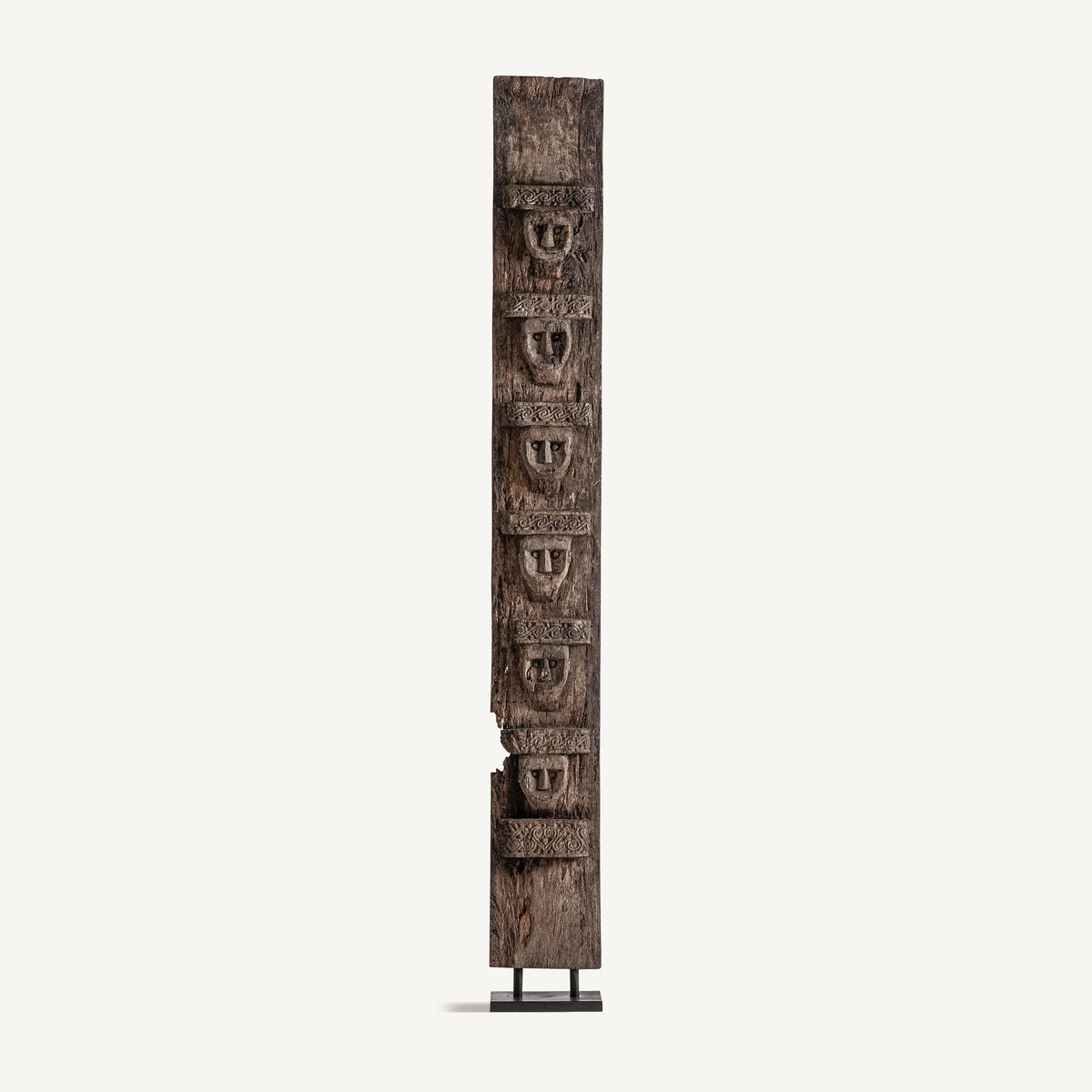 Escultura de suelo tallada en suar Benizar