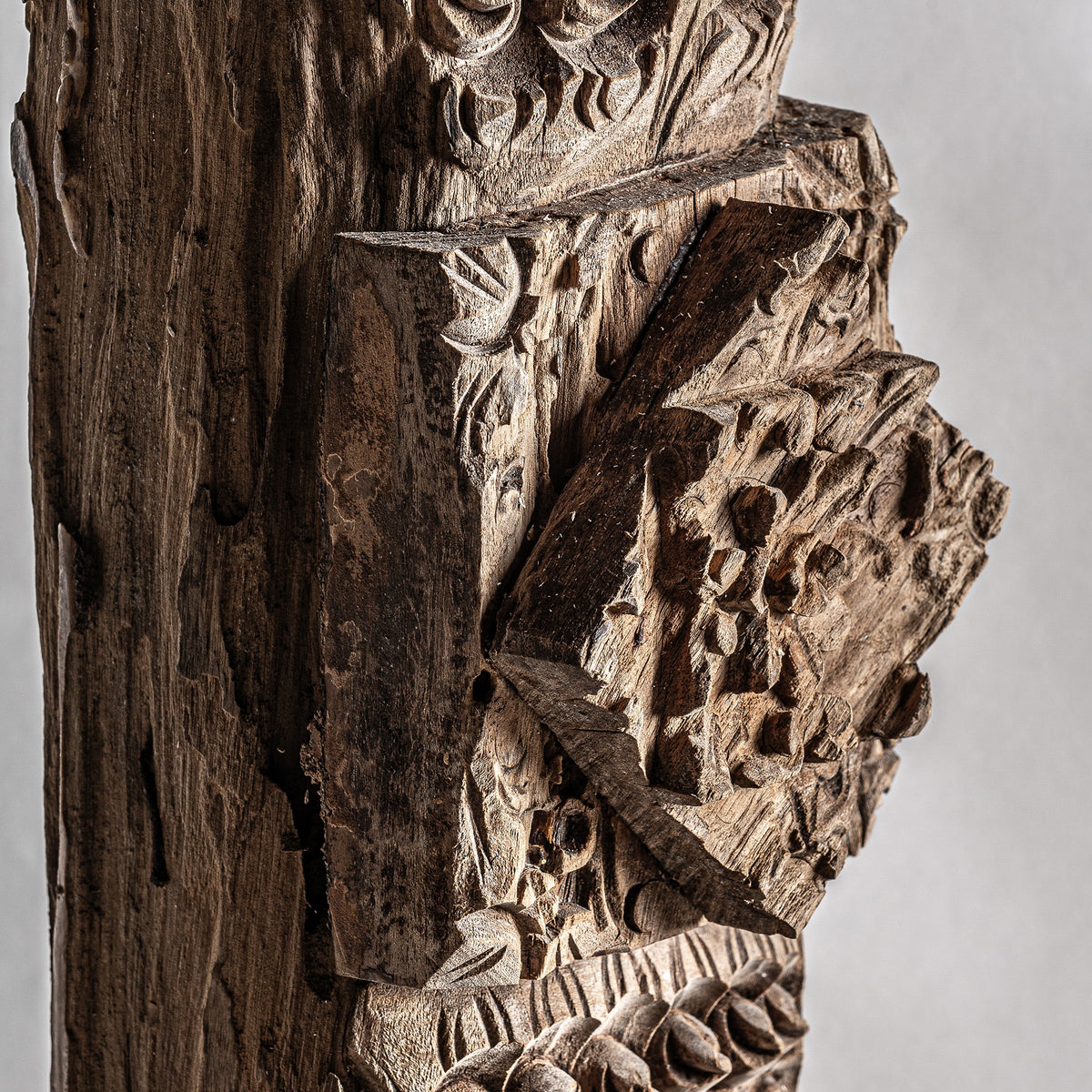 Escultura tótem de teca y hierro Alumbres