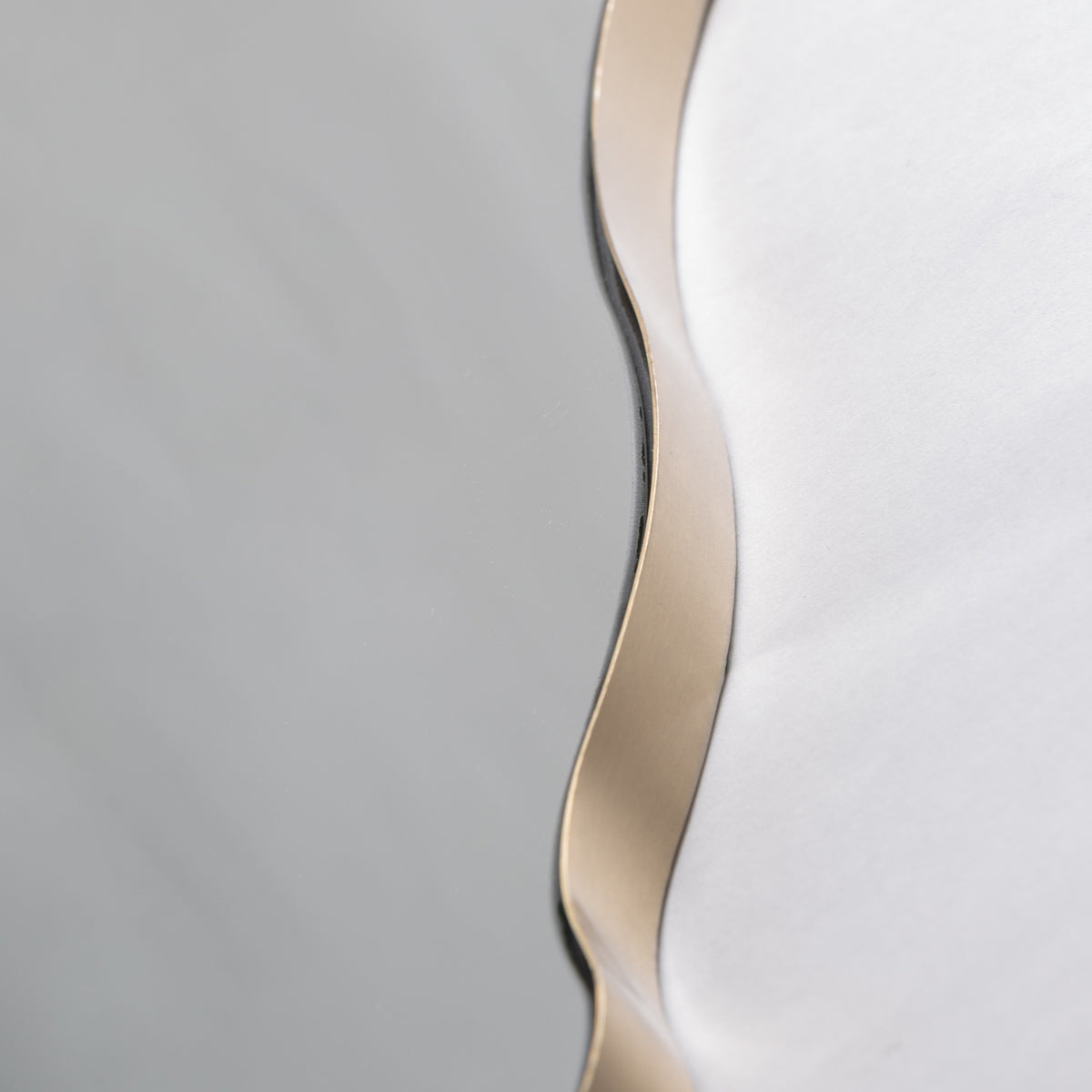 Espejo de acero dorado y madera negra Canteras 190 cm