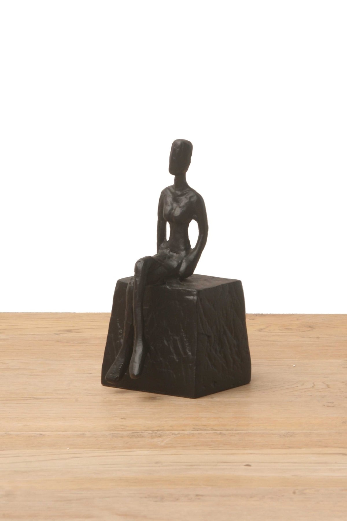 Figura Decorativa Hombre Sentado - #pino_y_jacaranda#