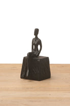 Figura Decorativa Hombre Sentado - #pino_y_jacaranda#