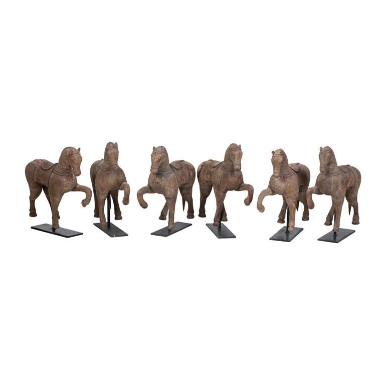 Figura de caballo de álamo con peana Carnota