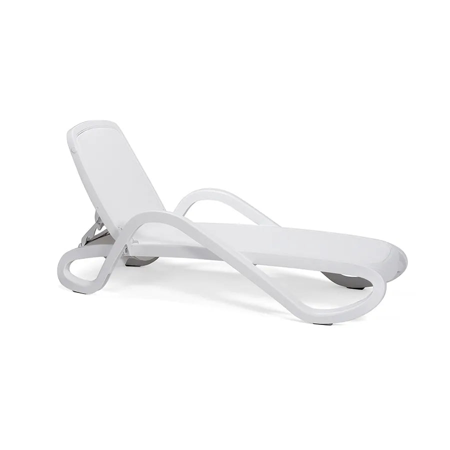 Tumbona apilable de resina Alfa Nardi – Blanco / Blanco