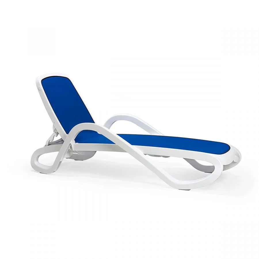 Tumbona apilable de resina Alfa Nardi – Blanco / Azul