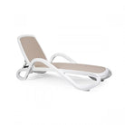 Tumbona apilable de resina Alfa Nardi – Blanco / Topo
