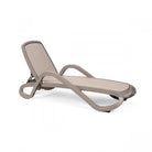 Tumbona apilable de resina Alfa Nardi – Topo / Topo