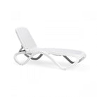 Tumbona apilable de resina Omega Nardi – Blanco / Blanco