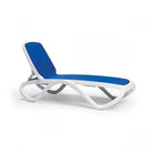 Tumbona apilable de resina Omega Nardi – Blanco / Azul