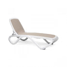 Tumbona apilable de resina Omega Nardi – Blanco / Topo