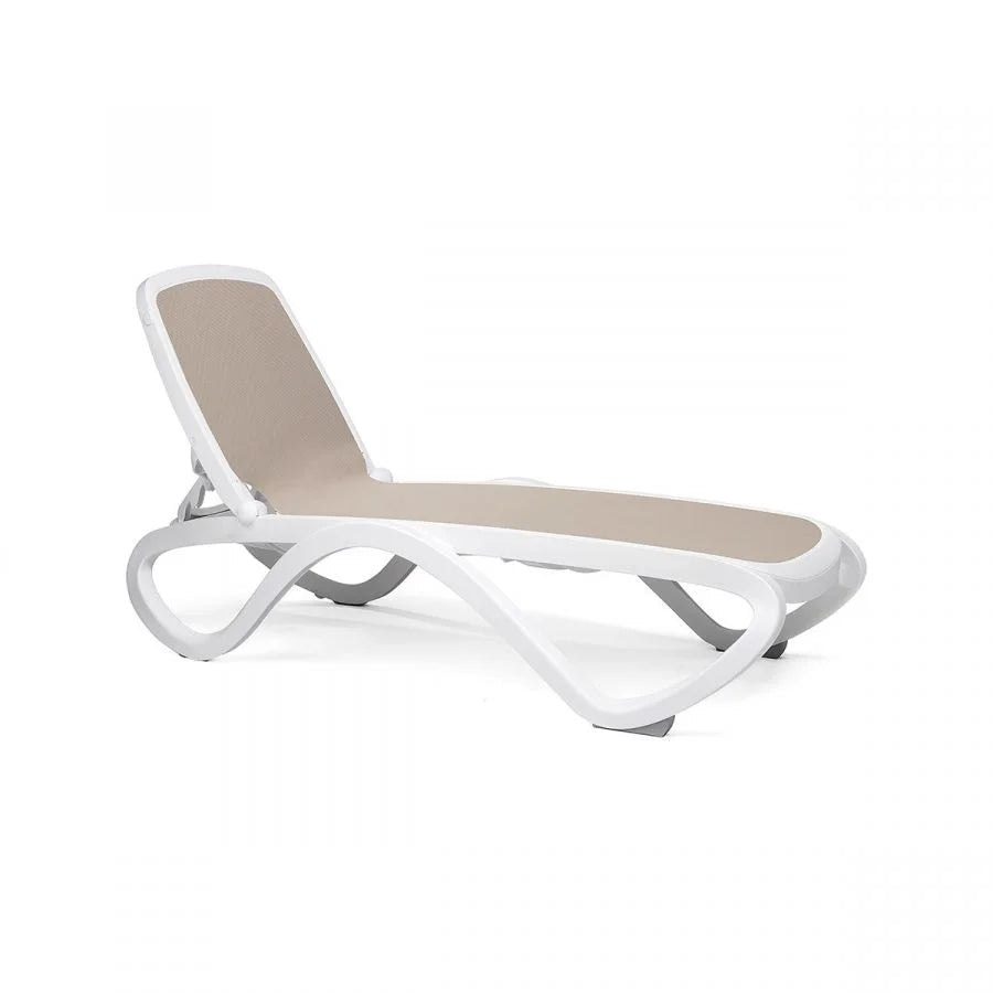 Tumbona apilable de resina Omega Nardi – Blanco / Topo