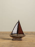 Barco de Madera con Vela Roja