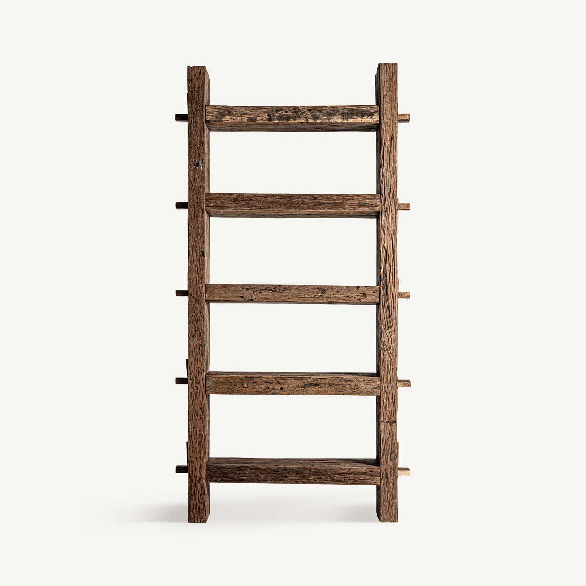 Librería de madera recuperada Maresía