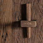 Librería de madera recuperada Maresía