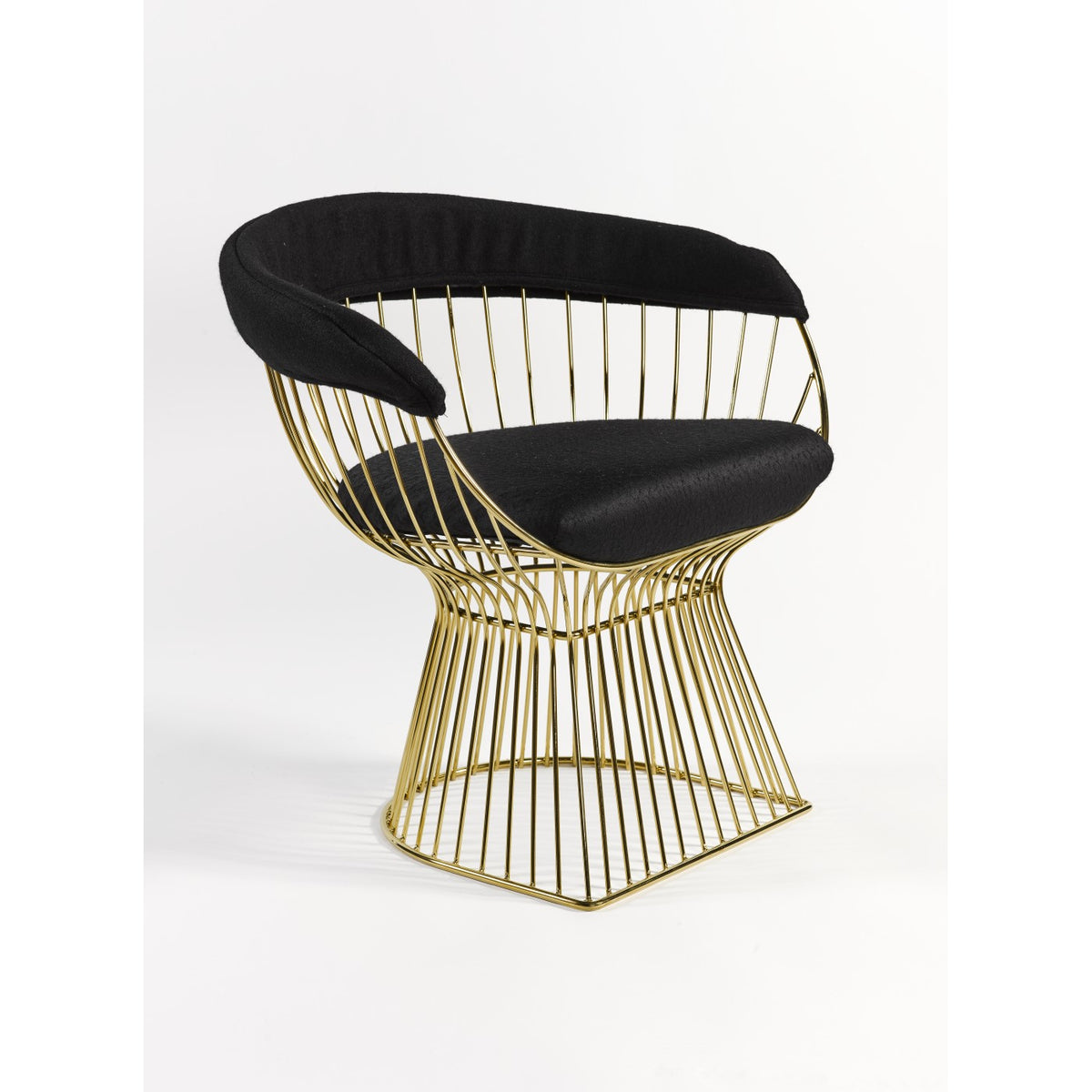 Sillón de metal dorado con cojín negro Algatocín