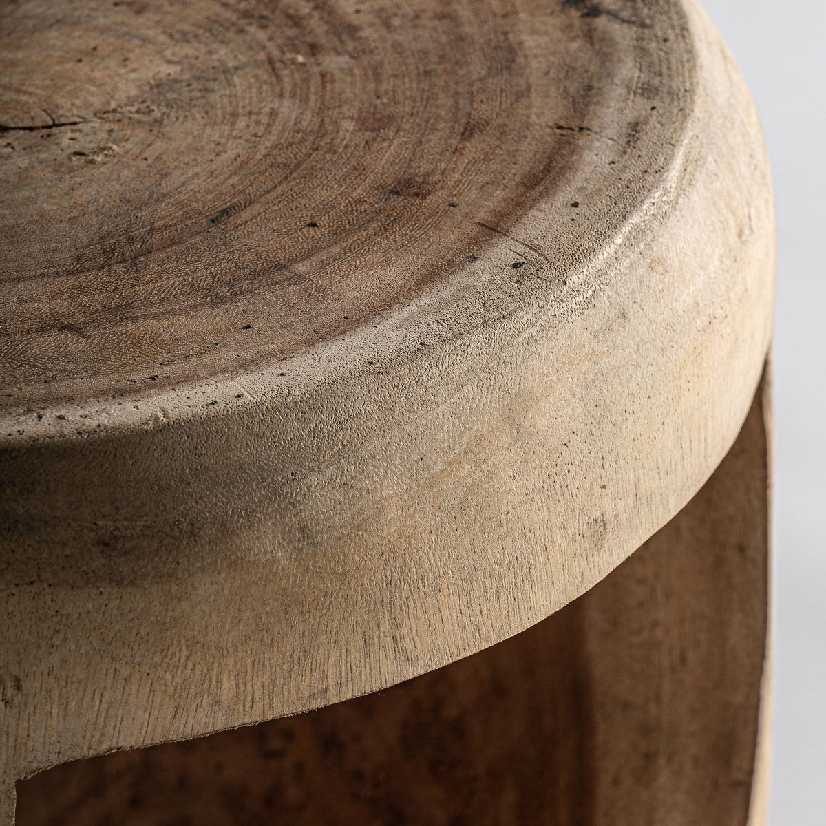 Mesa auxiliar de madera de suar Junco