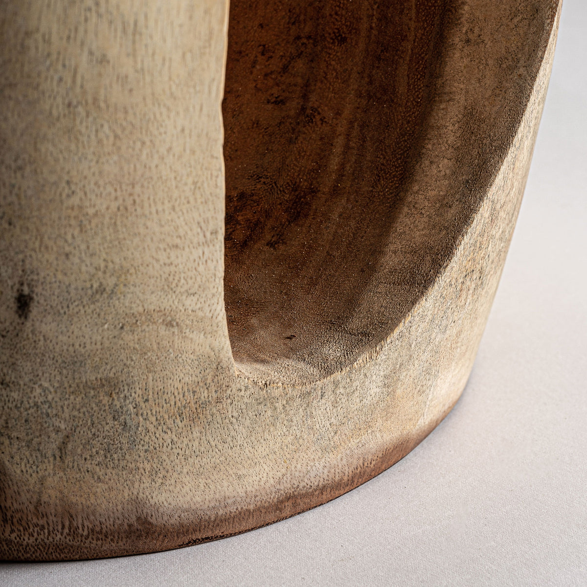 Mesa auxiliar de madera de suar Junco