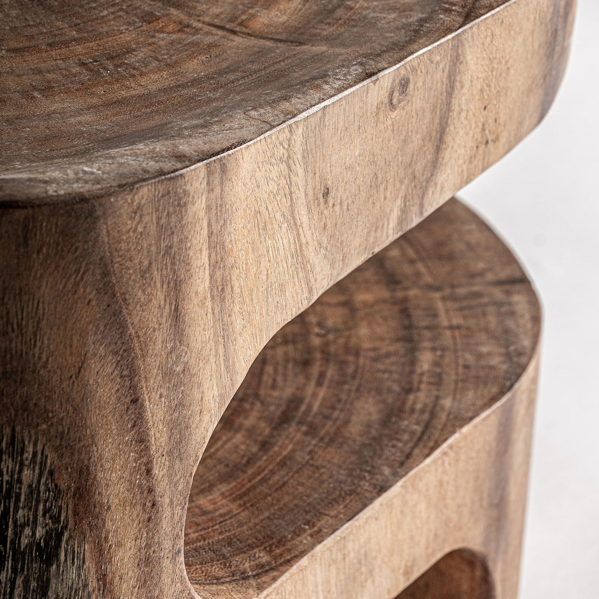 Mesa auxiliar de madera de suar Orégano