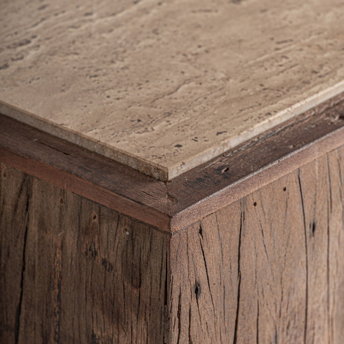 Mesa auxiliar de madera recuperada y travertino Encina