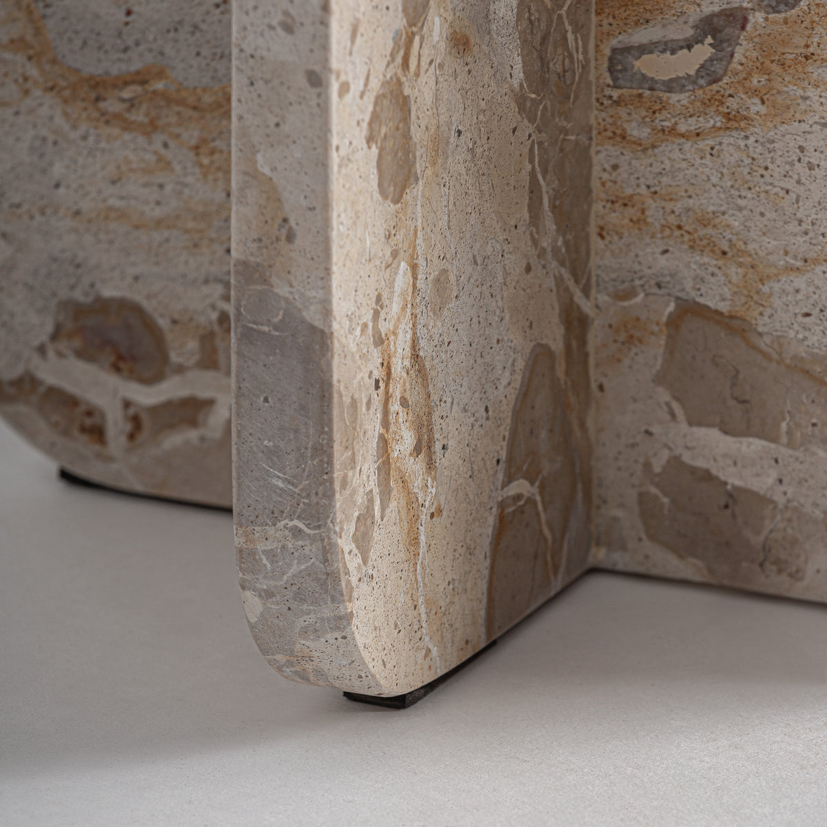 Mesa auxiliar de mármol beige Kerkennah