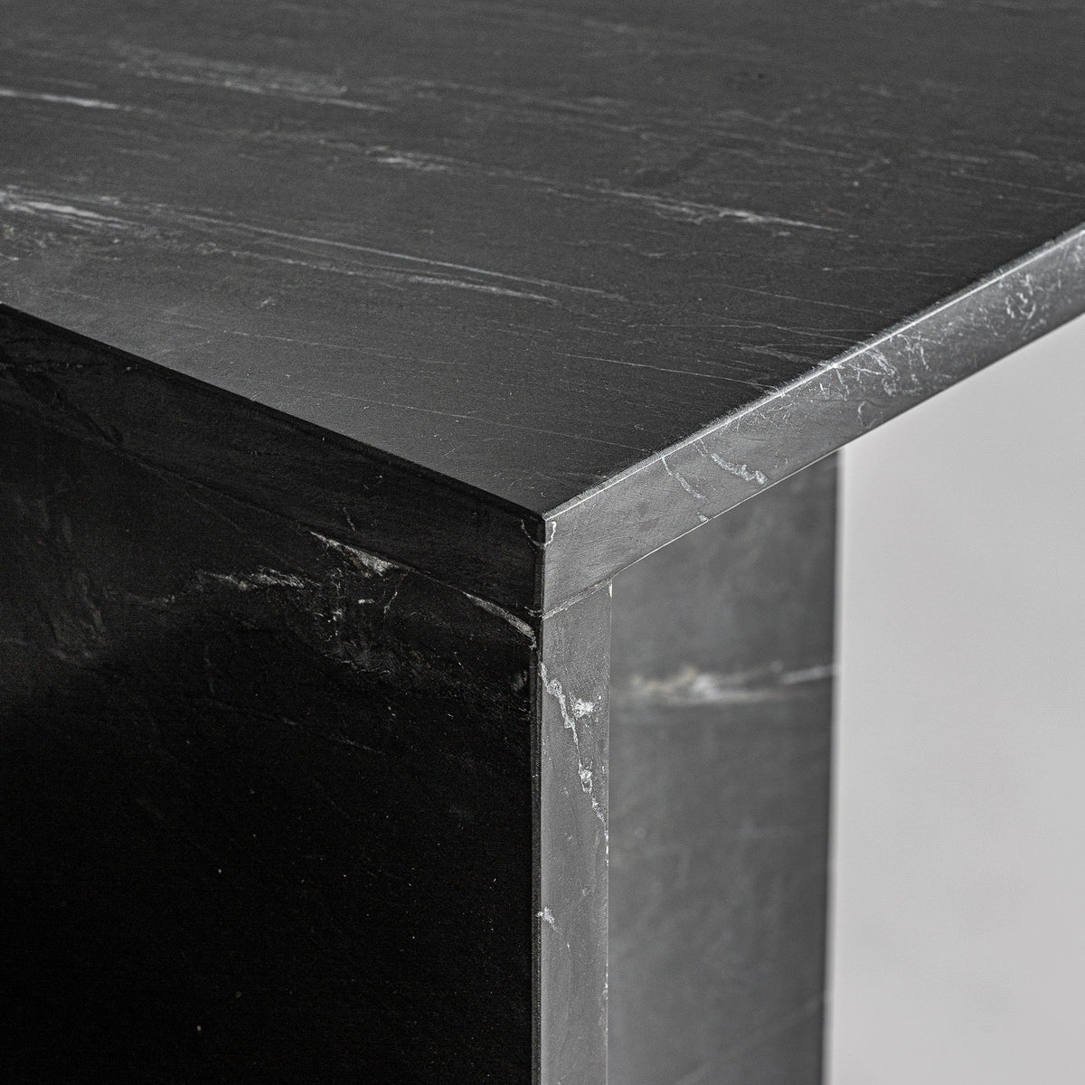 Mesa auxiliar de mármol negro Narciso grande