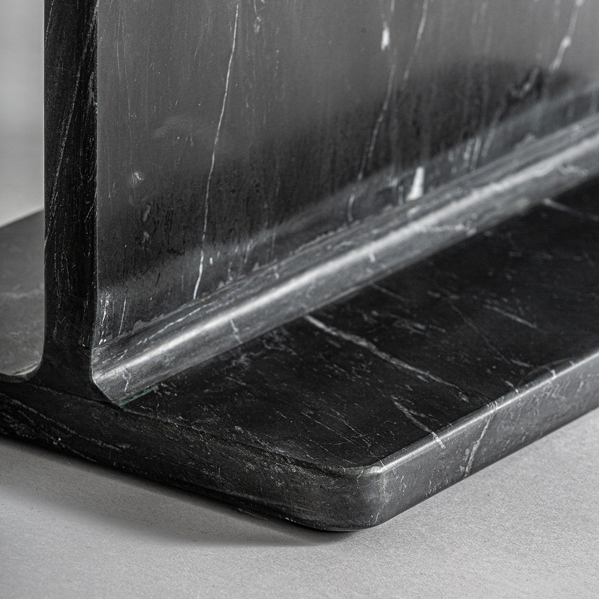 Mesa auxiliar de mármol negro Narciso pequeña
