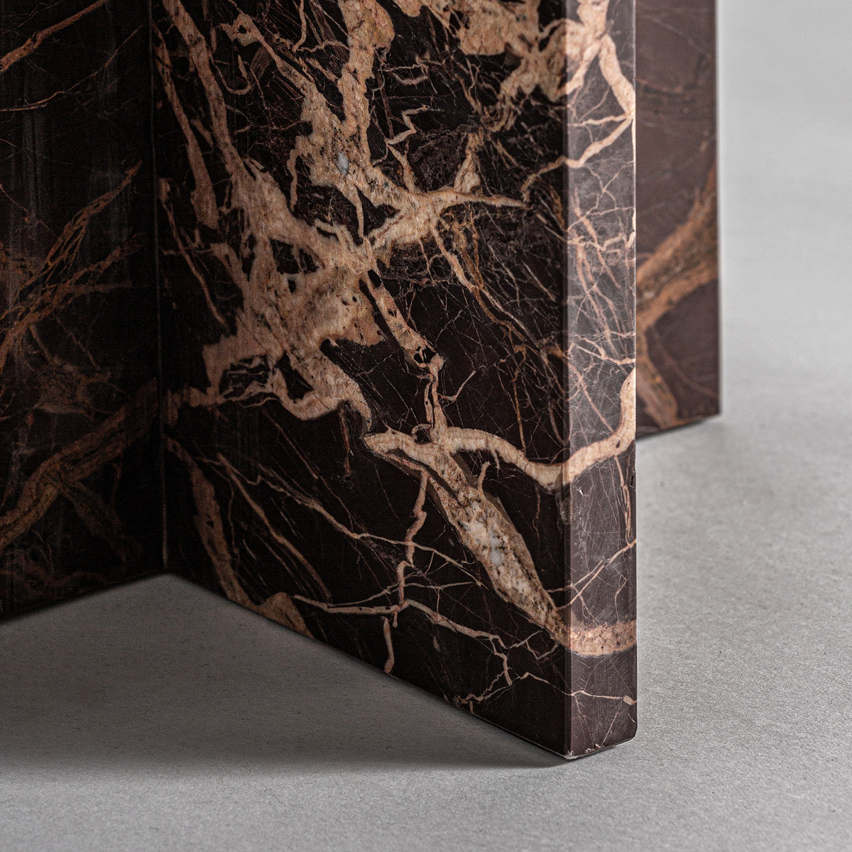 Mesa auxiliar de mármol oscuro Torvisco