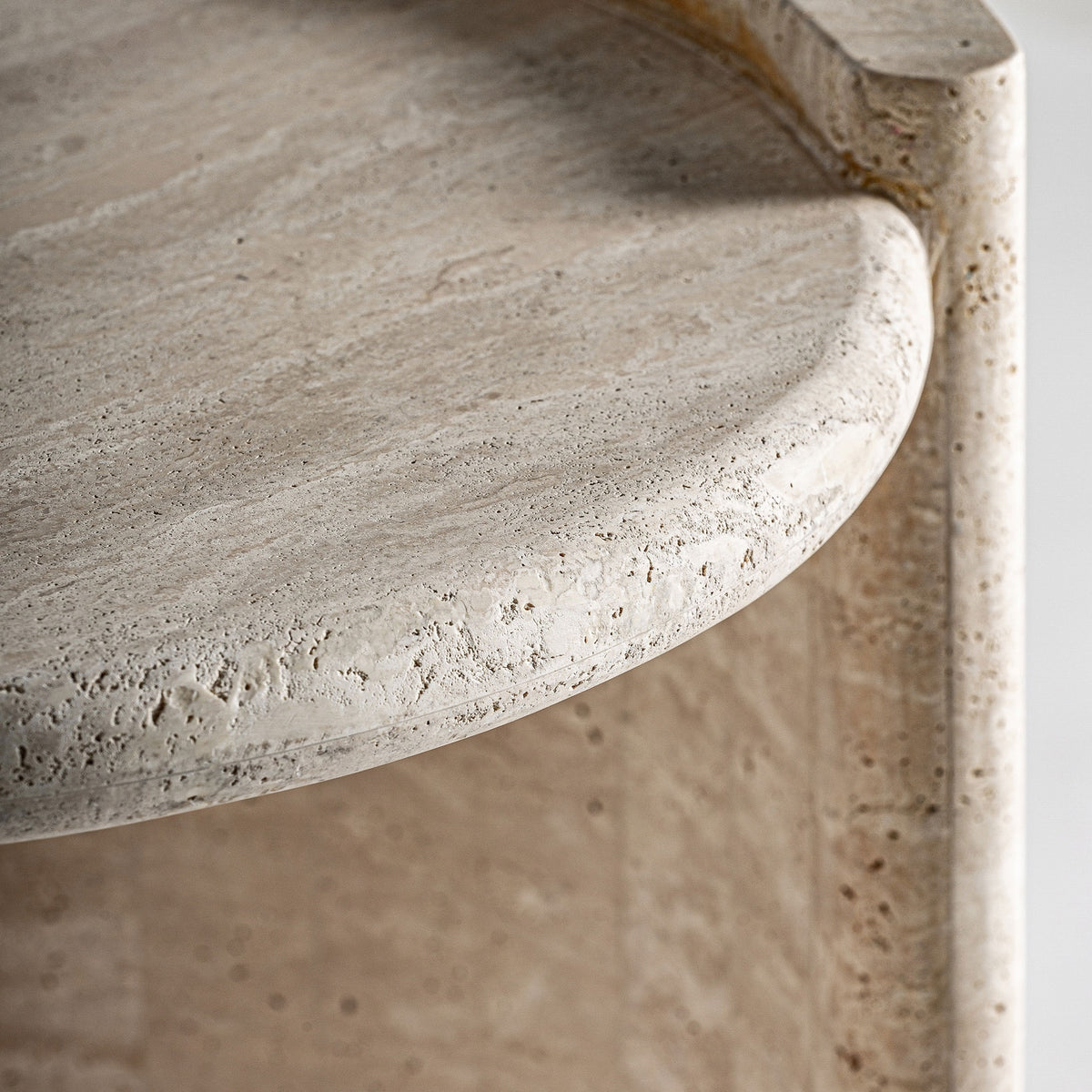 Mesa auxiliar de travertino beige Pita 45 cm