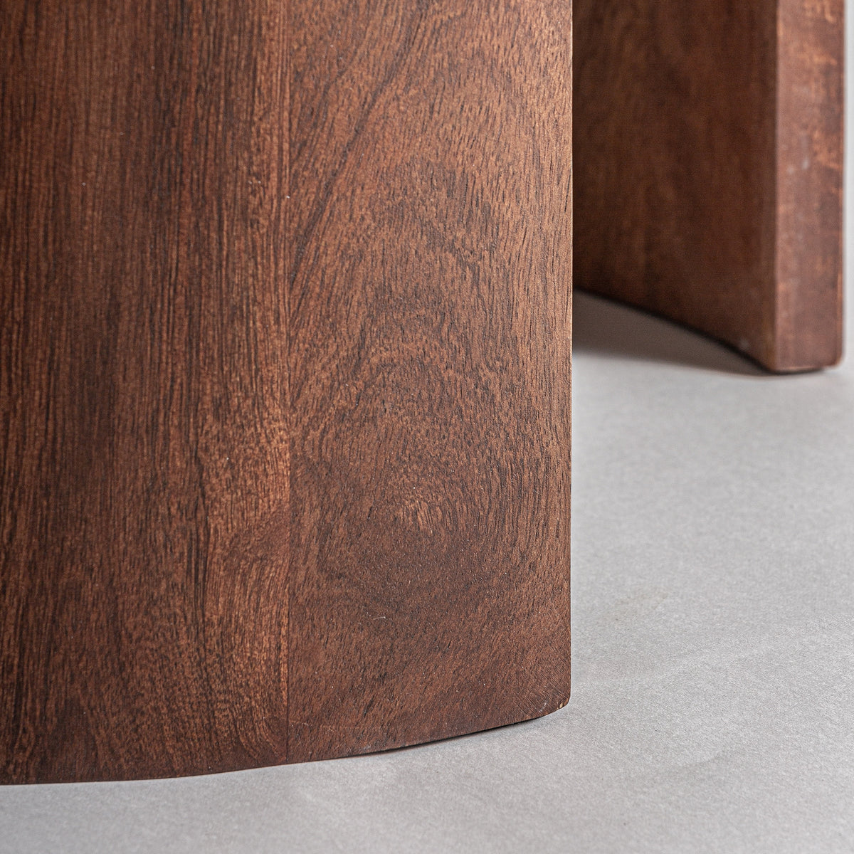 Mesa auxiliar de travertino y mango Alhucema