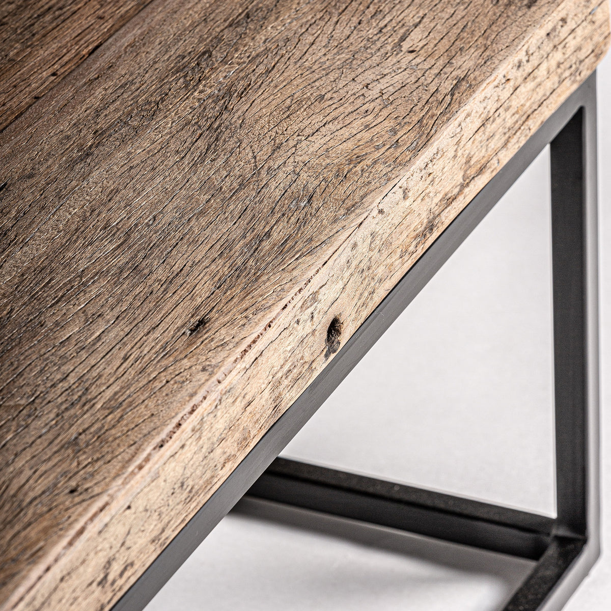 Mesa de centro de madera recuperada y hierro Leptis