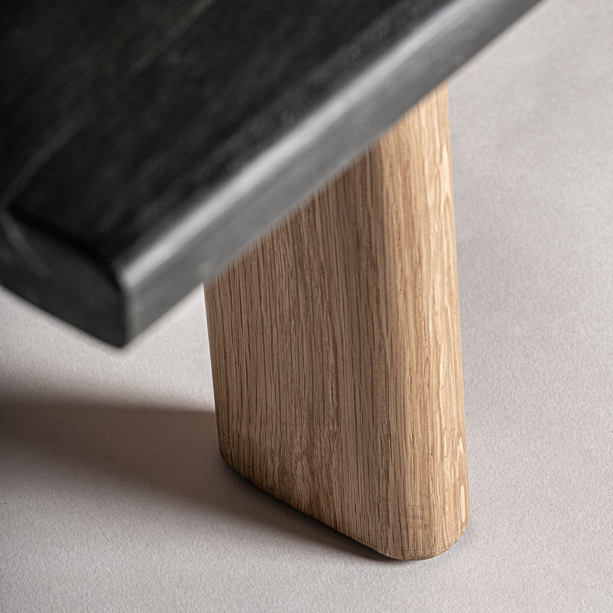 Mesa de centro de mármol negro y roble Restinga 160 x 70 cm