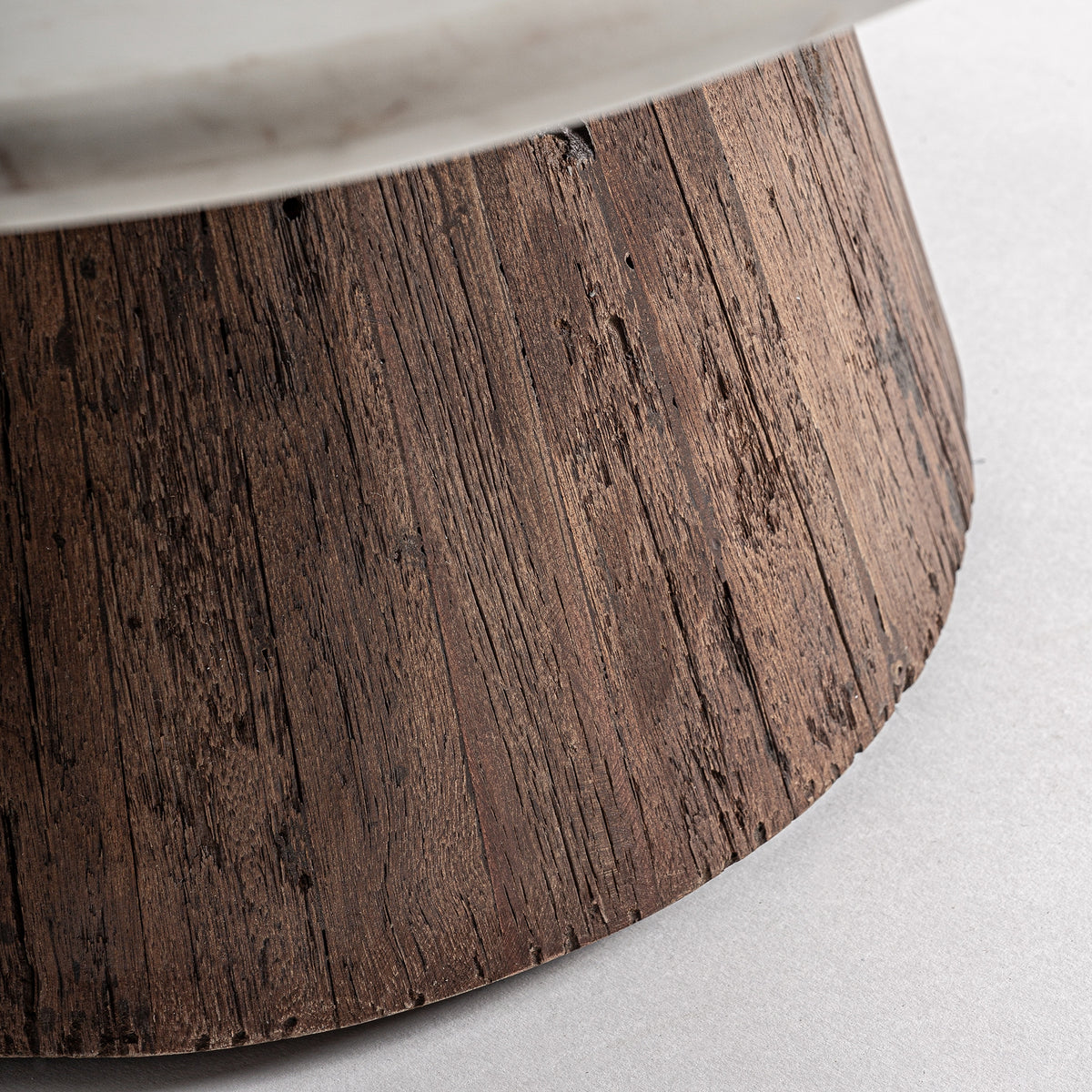 Mesa de comedor de madera recuperada y mármol Padules