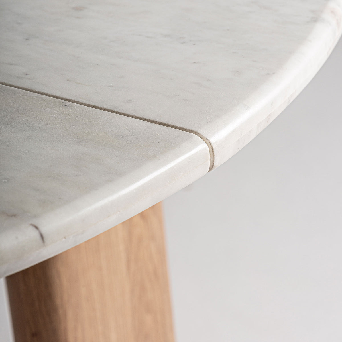 Mesa de comedor de mármol y roble Rodalquilar blanca