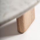 Mesa de comedor de mármol y roble Rodalquilar blanca