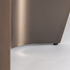 Mesa de comedor de piedra sinterizada y cobre Saïdia