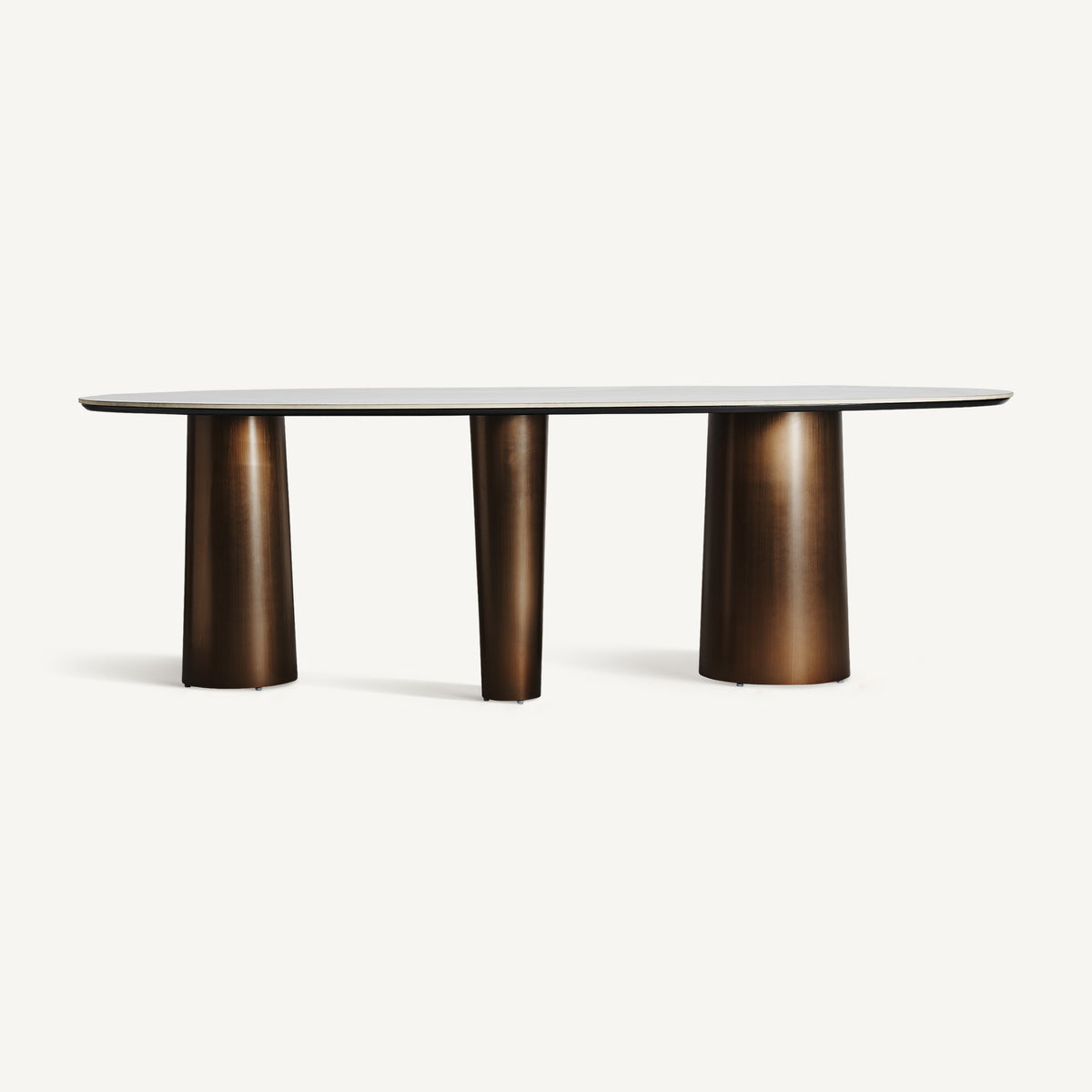 Mesa de comedor de porcelánico y acero bronce Valdevaqueros