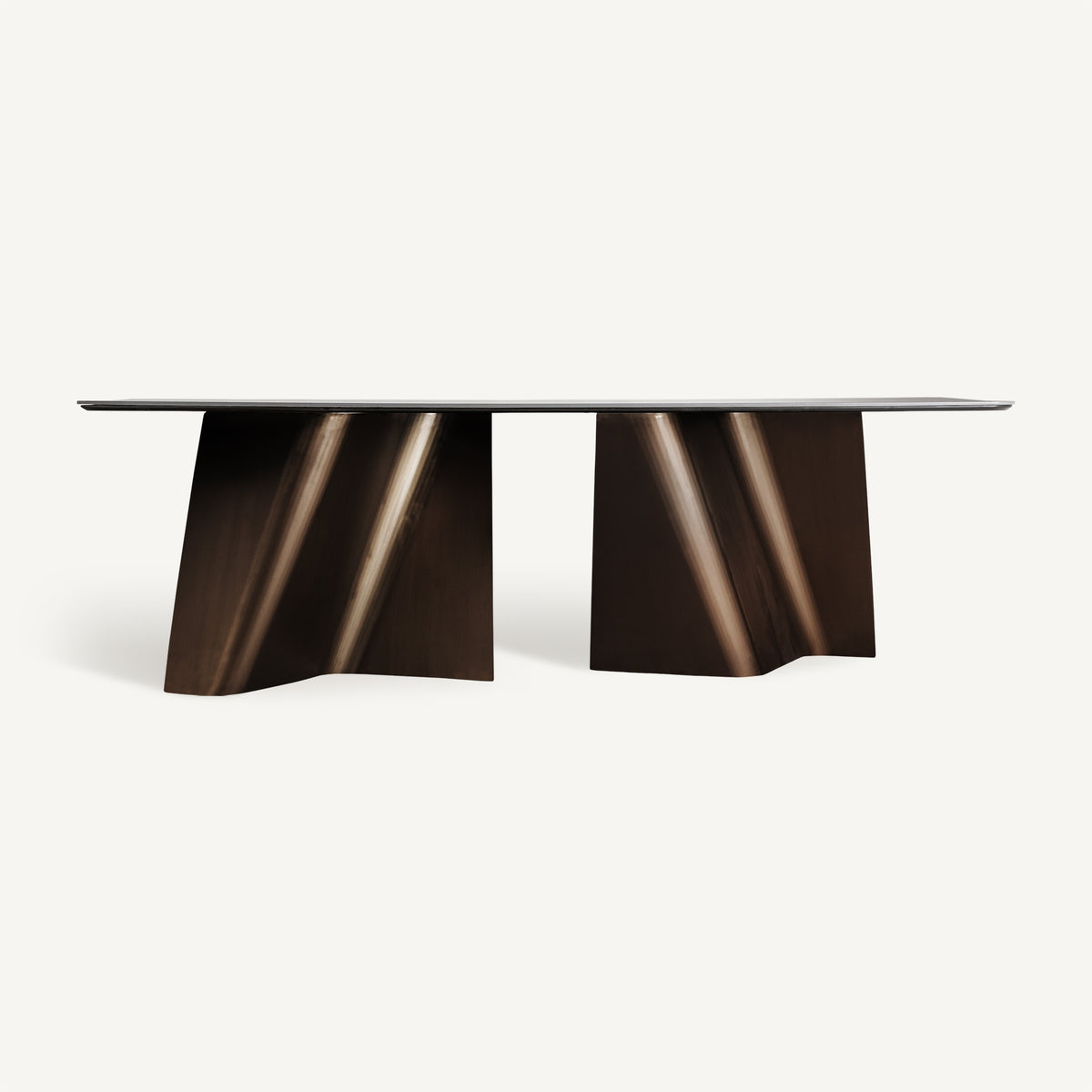 Mesa de comedor de porcelánico y acero Íllar