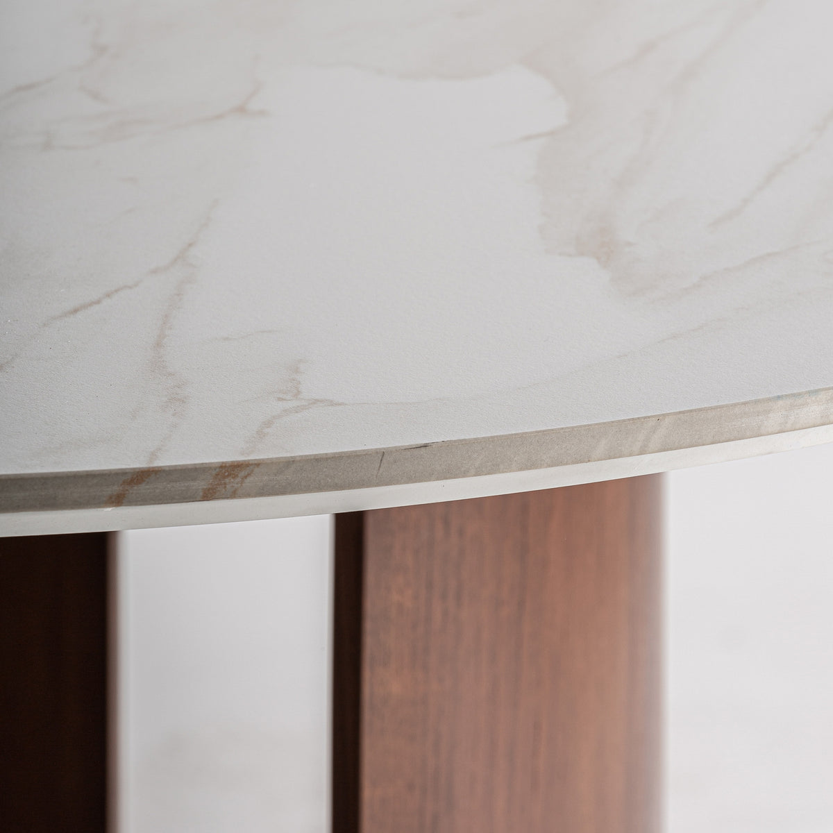 Mesa de comedor de porcelánico y madera Alcútar