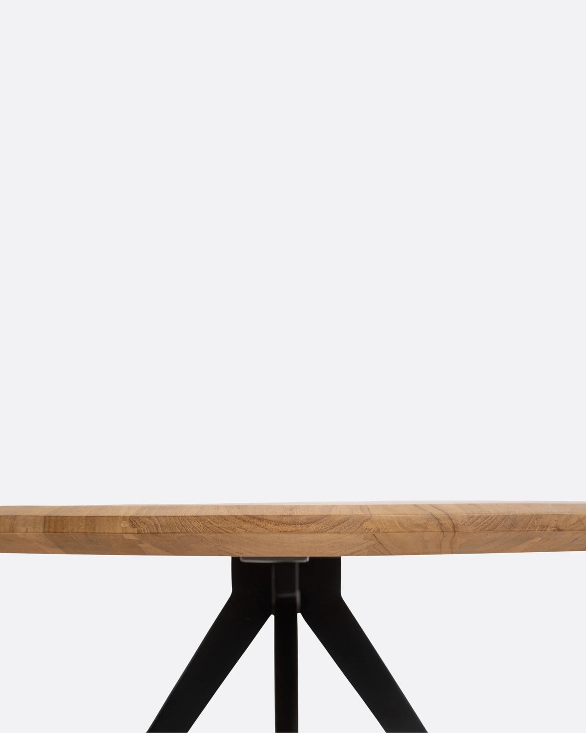 Mesa de comedor de teca reciclada y hierro Liku
