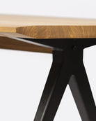 Mesa de comedor de teca reciclada y hierro Liku