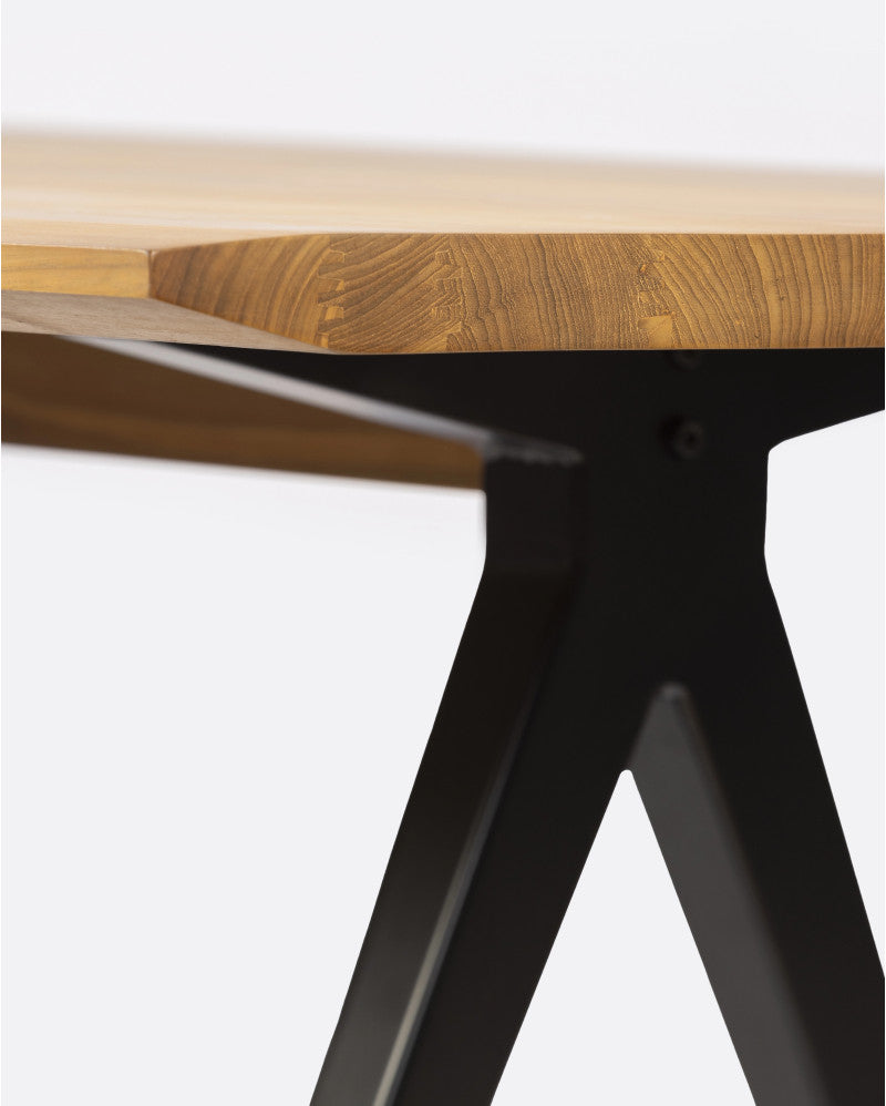 Mesa de comedor de teca reciclada y hierro Liku