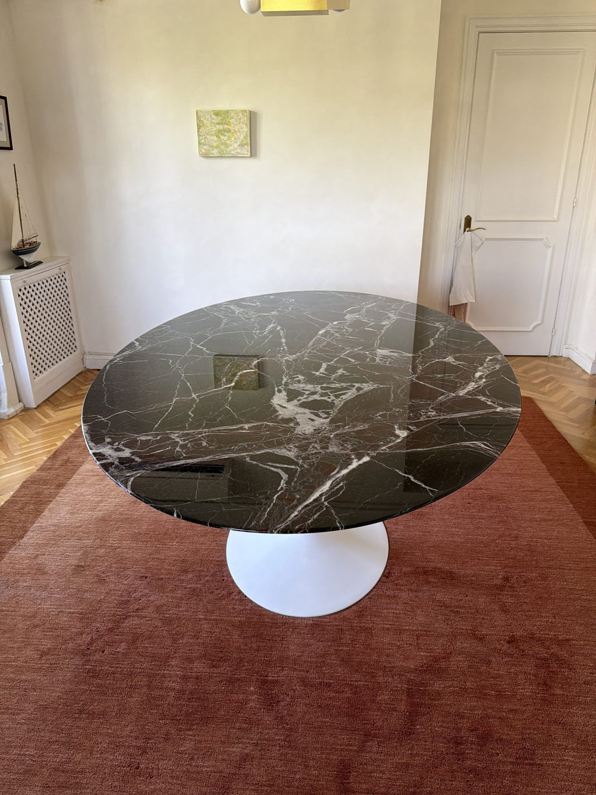 Mesa de comedor oval Saarinen de mármol Rosso Rubino - Knoll